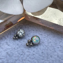 Accesorio gema y piramide c/ rosca titanio ASTM F136 -Accesorio opalo con pirámide de bolas opal blanco