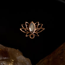 Accesorio c/ pin Oro 18k - Flor de loto cristales swarovski oro 18k