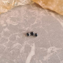 Accesorio minicluster c/ rosca titanio ASTM F136 - Accesorio medialuna 3 gemas negro 14G- 2.5 x 3 x 2.5mm