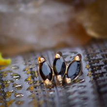 Accesorio con cristales oro 18k c/ rosca - Leonora oro 18k - Tres zircones negro