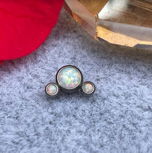 Accesorio minicluster c/ rosca titanio ASTM F136 - Accesorio medialuna 3 gemas opalo white