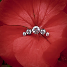 Accesorio cluster titanio ASTM F136 - Accesorio medialuna 5 gemas blanco