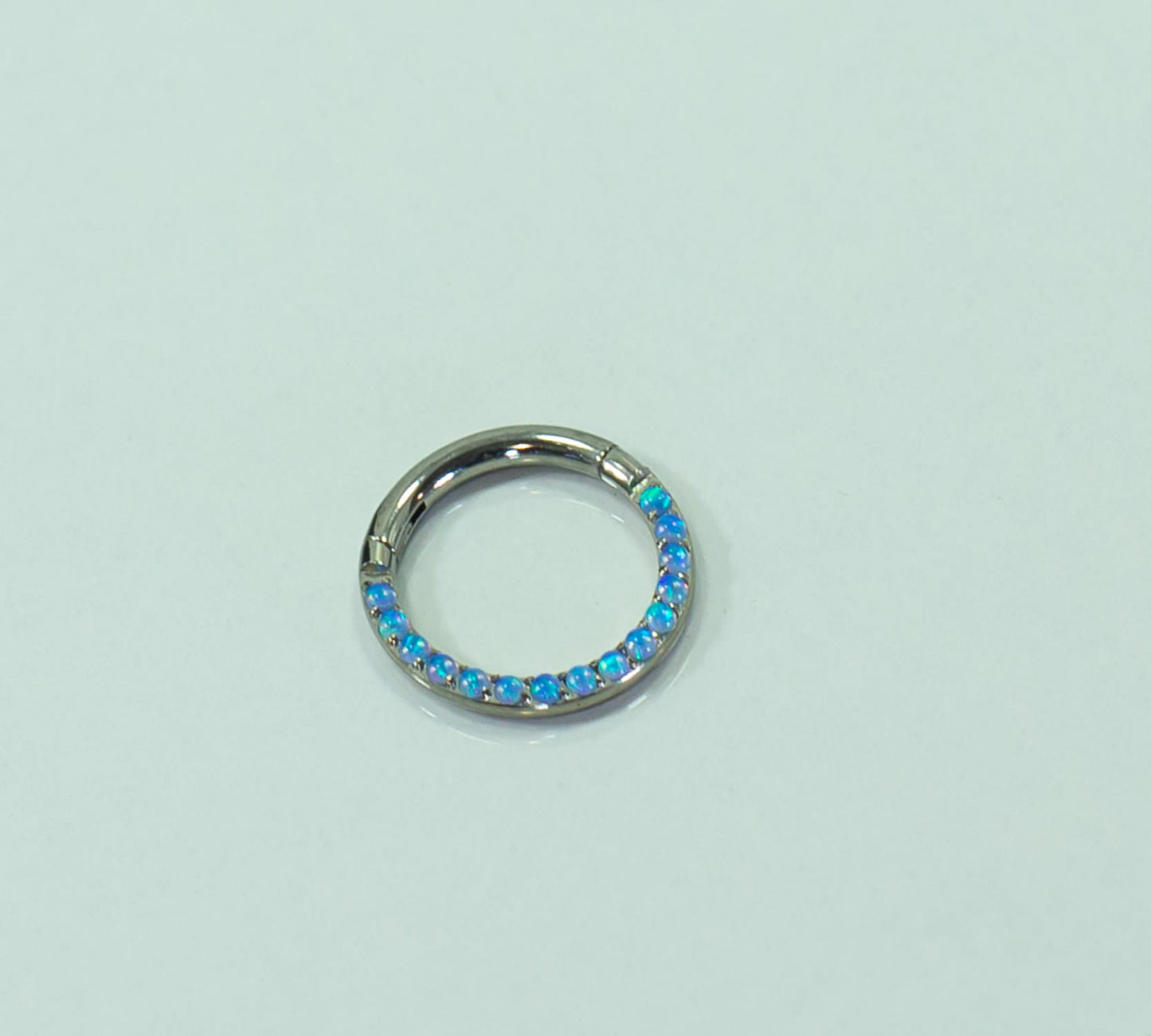 Argolla titanio ASTM F136 - Segment ring con línea de ópalos frontal azul