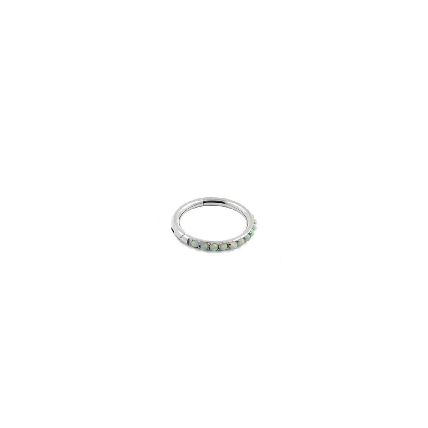 Argolla titanio ASTM F136 - Segment ring con línea de ópalos lateral white