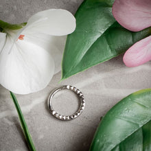 Argolla titanio ASTM F136 - Segment ring con línea de pirámides frontal