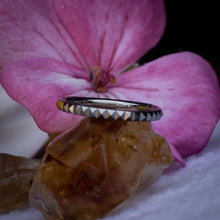 Argolla titanio ASTM F136 - Segment ring con línea de pirámides lateral