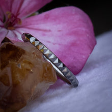 Argolla titanio ASTM F136 - Segment ring con línea de pirámides lateral