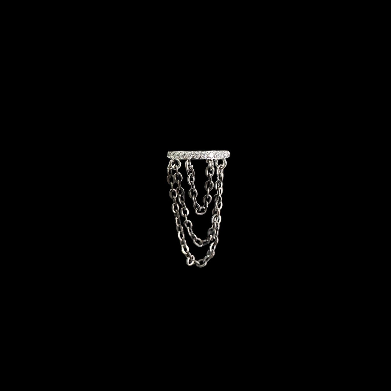 Argolla ASTM F136 - Segment ring con línea de zircones blancos laterales y triple cadena