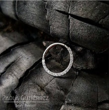 Argolla titanio ASTM F136 - Segment ring con línea de zirconias frontal blanco