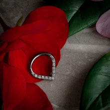 Argolla titanio ASTM F136 - Segment ring con línea de zirconias frontal en punta