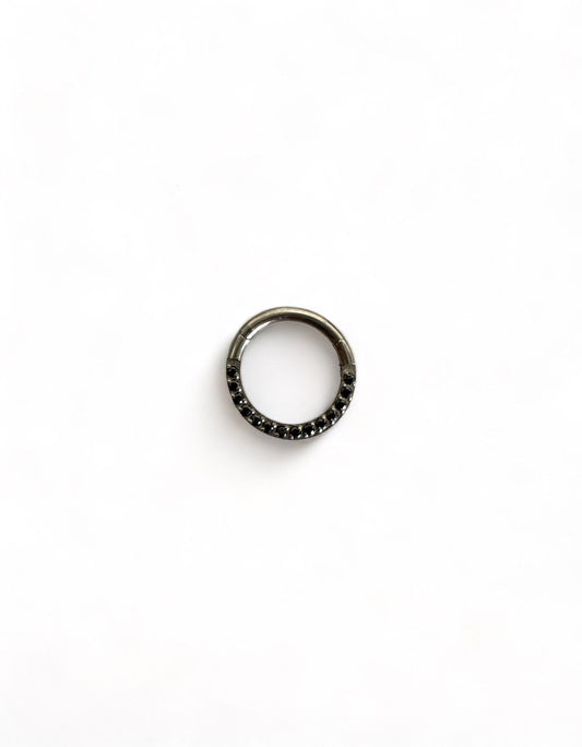 Argolla titanio ASTM F136 - Segment ring con línea de zirconias frontal negro