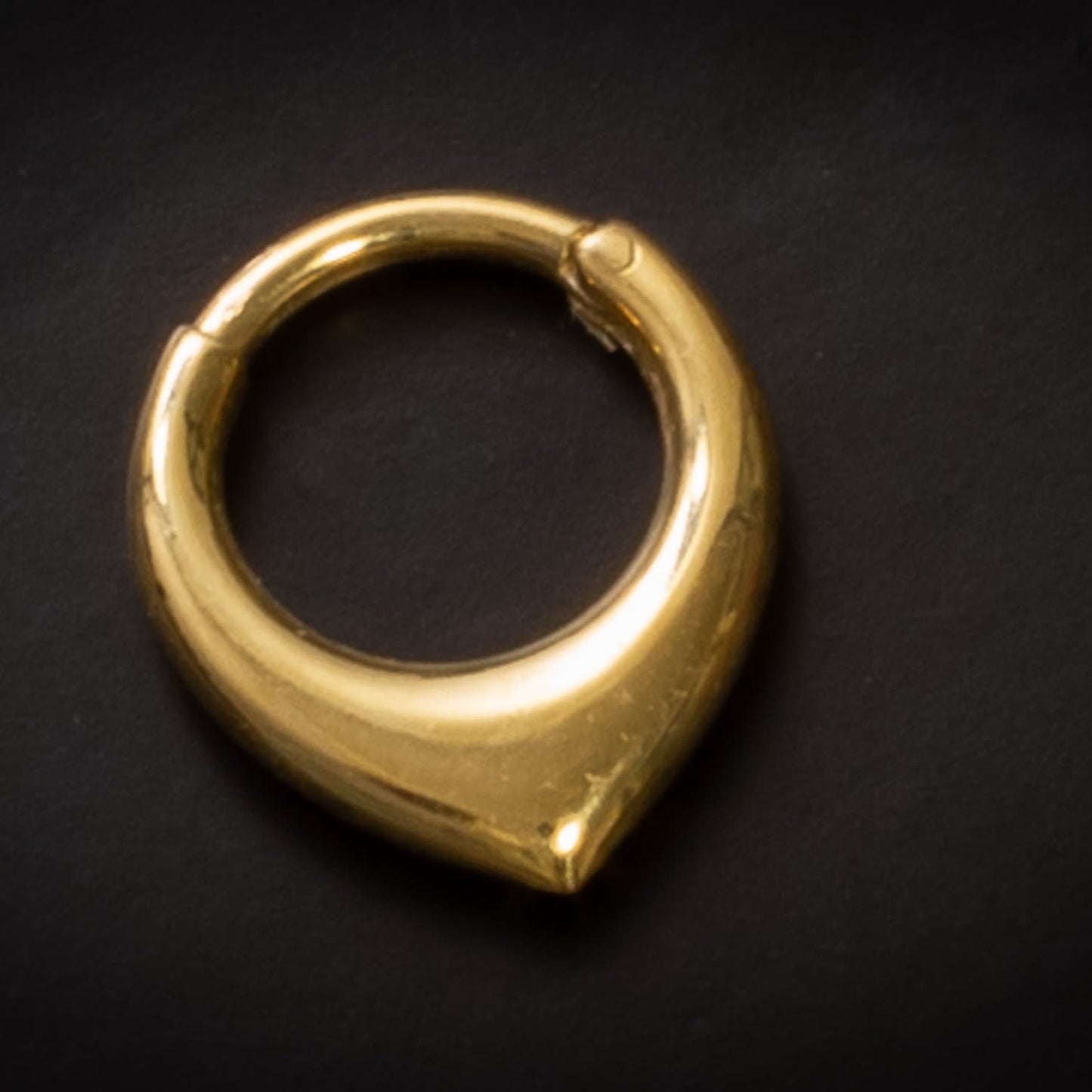 Argolla oro 18k - Segment ring solido en punta oro 18k