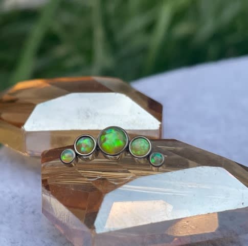 Accesorio cluster titanio ASTM F136 - Accesorio medialuna 5 gemas opal citrine