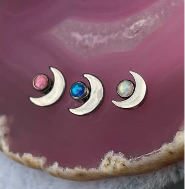 Accesorio minicluster c/ rosca titanio ASTM F136 - Accesorio medialuna con gema opal white