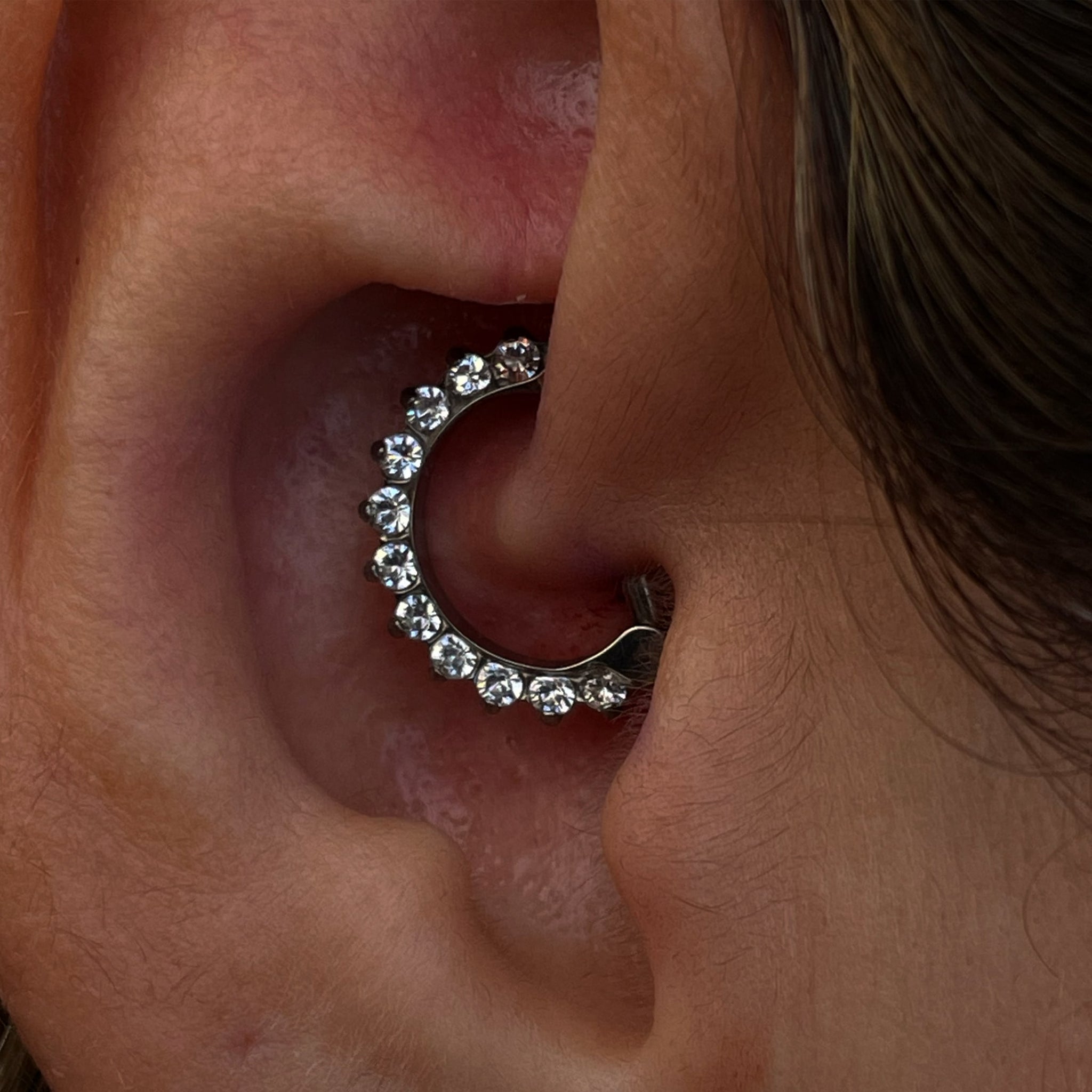 Argolla titanio ASTM F136 - D-ring con zircones blanco