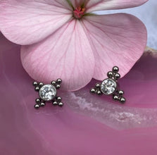 Accesorio gema y bolitas c/ rosca ASTM F136 -Accesorio zircon con triple piramide de bolas