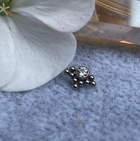 Accesorio gema y bolitas c/ rosca ASTM F136 - Accesorio zirconia blanco con triple pirámide de bolas en linea