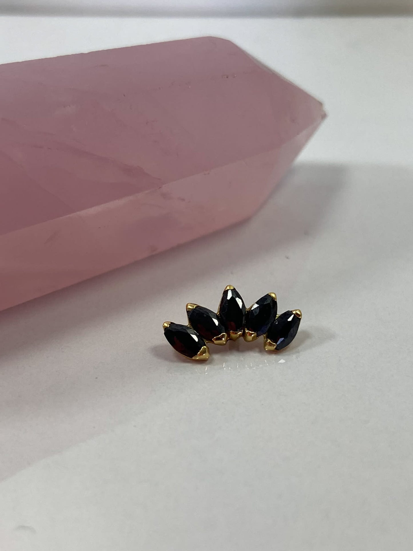Accesorio con cristales oro 18k c/ rosca - Alana oro 18k - Cluster 5 gemas ovaladas negro