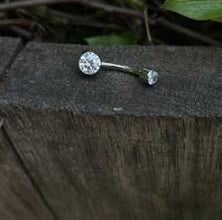 Ombligo titanio ASTM F136 - Banana ombligo minimalista cristal blanco