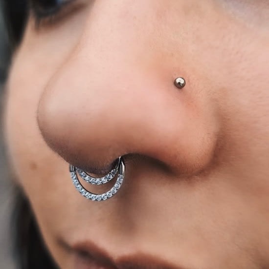 Argolla titanio ASTM F136 - Segment ring con doble línea de zirconias frontal separada blanco