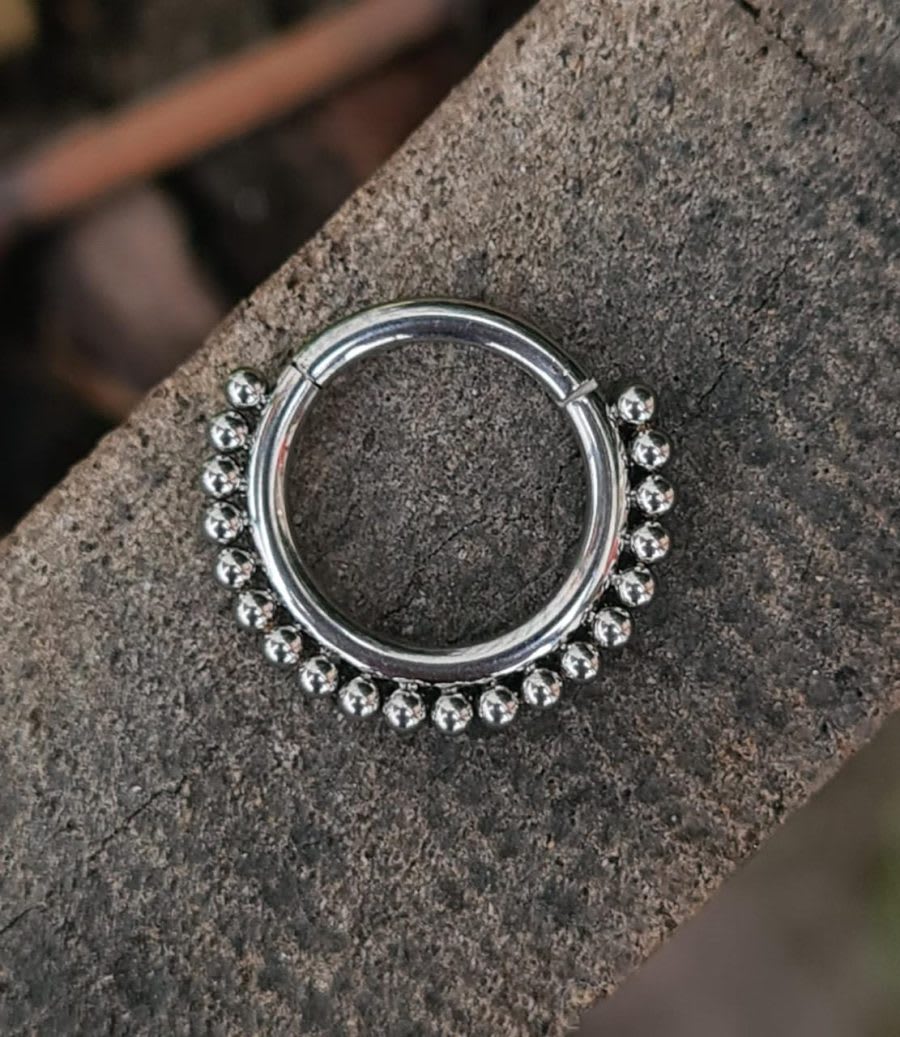 Argolla titanio ASTM F136 - Segment ring clicker full bolitas