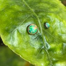 Accesorio opal c/ rosca titanio ASTM F136 - Accesorio con ópalo green