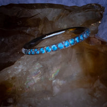 Argolla titanio ASTM F136 - Segment ring con línea de zirconias lateral celeste