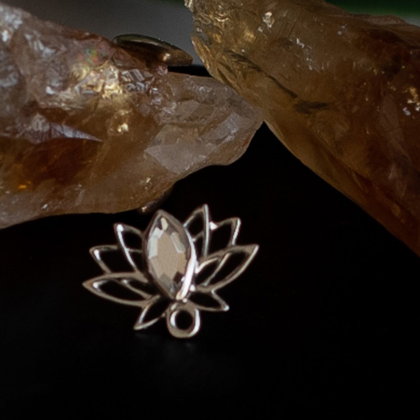 Accesorio c/ pin Oro 18k - Flor de loto cristales swarovski oro blanco