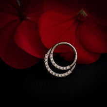 Argolla titanio ASTM F136 - Segment ring con doble línea de zirconias frontal separada blanco