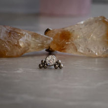 Accesorio gema y piramide c/ rosca ASTM F136 - Accesorio zirconia con doble pirámide de bolas en angulo