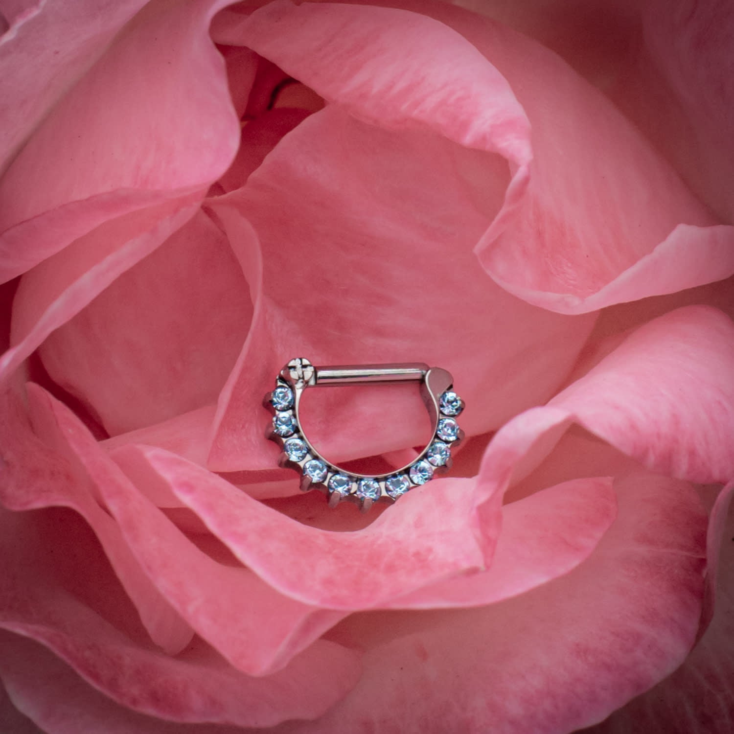 Argolla titanio ASTM F136 - D-ring con zircones celeste