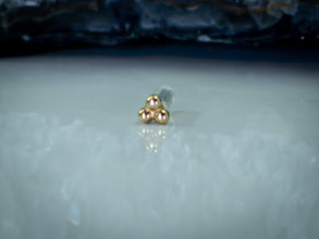 Accesorio c/ pin Oro 14k - Pyramid Balls - Trinity