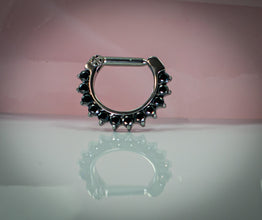 Argolla titanio ASTM F136 - D-ring con zircones negro