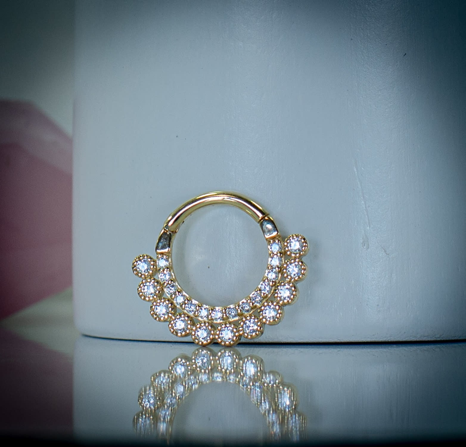 ORO 14K - Segment ring con doble línea de zirconias grande y pequeña frontal
