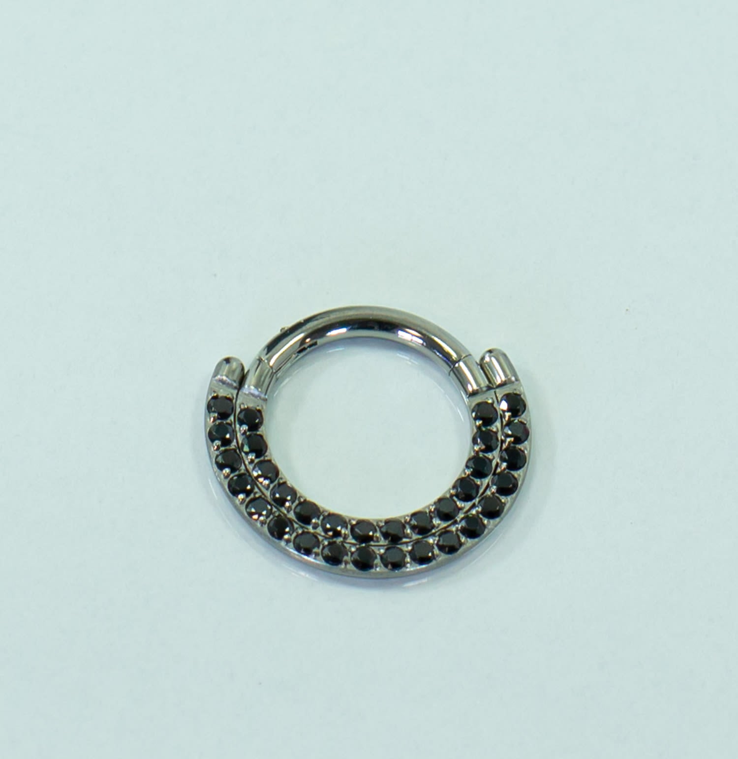 Argolla titanio ASTM F136 - Segment ring con doble línea de zirconias frontal apegada negro