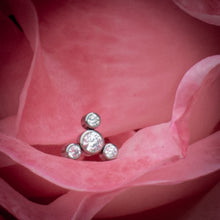 Accesorio gema c/ rosca titanio ASTM F136 - Accesorio clúster 4 gemas en pirámide blanco