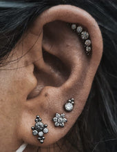 Accesorio cluster titanio ASTM F136 - Accesorio clúster 5 gemas blanco con piramides de bolitas laterales