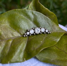 Accesorio cluster titanio ASTM F136 - Accesorio clúster 5 gemas blanco con piramides de bolitas laterales