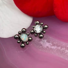 Accesorio gema y bolitas c/ rosca titanio ASTM F136 - Accesorio clúster 8 bolitas con gema blanco