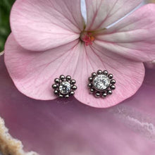 Accesorio gema y bolitas c/ rosca titanio ASTM F136 - Accesorio clúster 12 bolitas con gema blanco