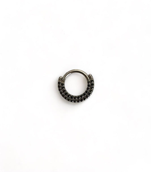 Argolla titanio ASTM F136 - Segment ring con doble línea de zirconias frontal apegada negro