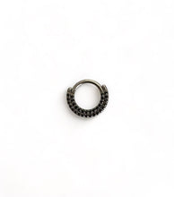 Argolla titanio ASTM F136 - Segment ring con doble línea de zirconias frontal apegada negro