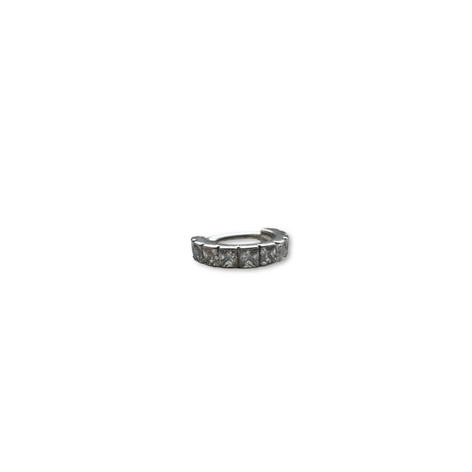 Argolla titanio ASTM F136 - Segment ring con linea de zirconias lateral grande blanco