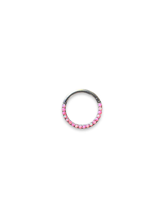 Argolla titanio ASTM F136 - Segment ring con línea de ópalos frontal pink